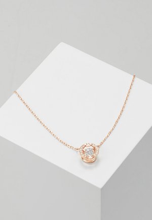 Halskette aus Roségold mit einem runden Anhänger, der einen zentralen klaren Edelstein beherbergt, umgeben von kleineren Akzenten an einer zarten Kette.