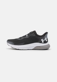 Schwarzer Sportschuh mit Mesh-Obermaterial, weißer Zwischensohle, strukturiertem schwarzen Außensohlen und dezenten grauen Akzenten. Verfügt über Schnürsenkel und ein Logo an der Seite.