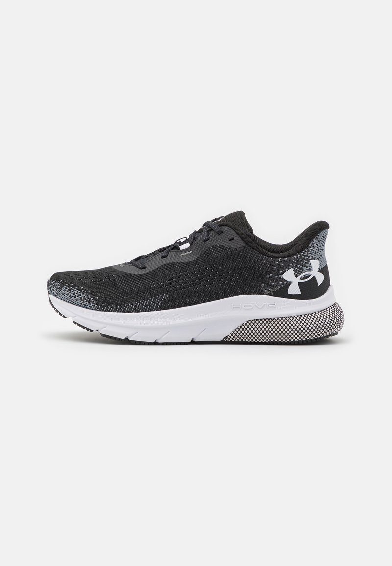 Schwarzer Sportschuh mit Mesh-Obermaterial, weißer Zwischensohle, strukturiertem schwarzen Außensohlen und dezenten grauen Akzenten. Verfügt über Schnürsenkel und ein Logo an der Seite.