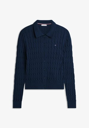 Granatowy kardigan z grubym splotem warkoczowym, długimi rękawami, zapinany na guziki z przodu, z kołnierzem, ściągaczami na mankietach i dole oraz małym logo Tommy Hilfiger na piersi.