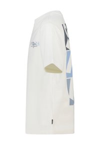 T-shirt en coton blanc à manches courtes, avec des motifs géométriques abstraits bleus et gris sur le côté et un logo imprimé sur le devant.