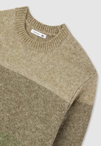 Maglione lavorato a maglia in tonalità terrose, con colletto rotondo, texture morbida e un motivo a gradiente che passa dal marrone chiaro al marrone scuro. Taglia XL.