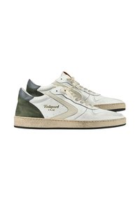 Sneaker in camoscio bianco e verde con finitura testurizzata, dotate di suola beige e branding dorato, con dettagli di colore contrastante sul tallone.