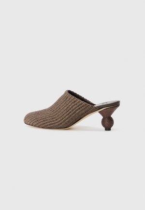 Vævet slip-on sko i mørkebrunt med en tekstureret overflade og en unik afrundet hæl, der har en kompakt form og ingen bagstøtte.