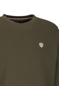 Olijfgroene sweatshirt van zacht materiaal met een ronde hals. Het heeft een klein, crèmekleurig schildlogo op de linkerkant van de borst.