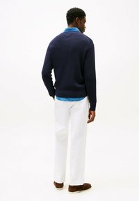 Tommy Hilfiger TEXTURED CREW NECK - Jumper - desert sky