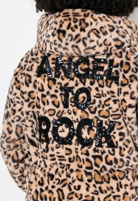 Leopardenmuster Kunstfelljacke mit großen schwarzen Pailletten-Text "ANGEL TO ROCK" auf dem Rücken, weicher Textur und mit Kapuze.