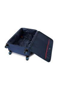 Valigia blu navy aperta con quattro ruote girevoli doppie, cinghie interne e un compartimento in rete con zip sul coperchio.