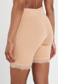 Beige stretch shorts met een kantafwerking aan de zoom, voorzien van een soepele textuur en een elastische tailleband voor comfort.