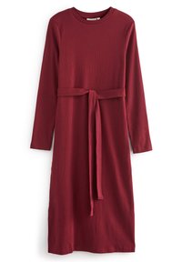 Vermelho profundo, vestido de mangas longas com textura canelada, apresentando um decote redondo e um cinto de tecido correspondente que ajusta na cintura.