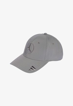 Graue Baseballmütze mit dem Mercedes-Benz Sternlogo auf der Vorderseite und dem aufgestickten Adidas Drei-Streifen-Logo auf dem Schirm.
