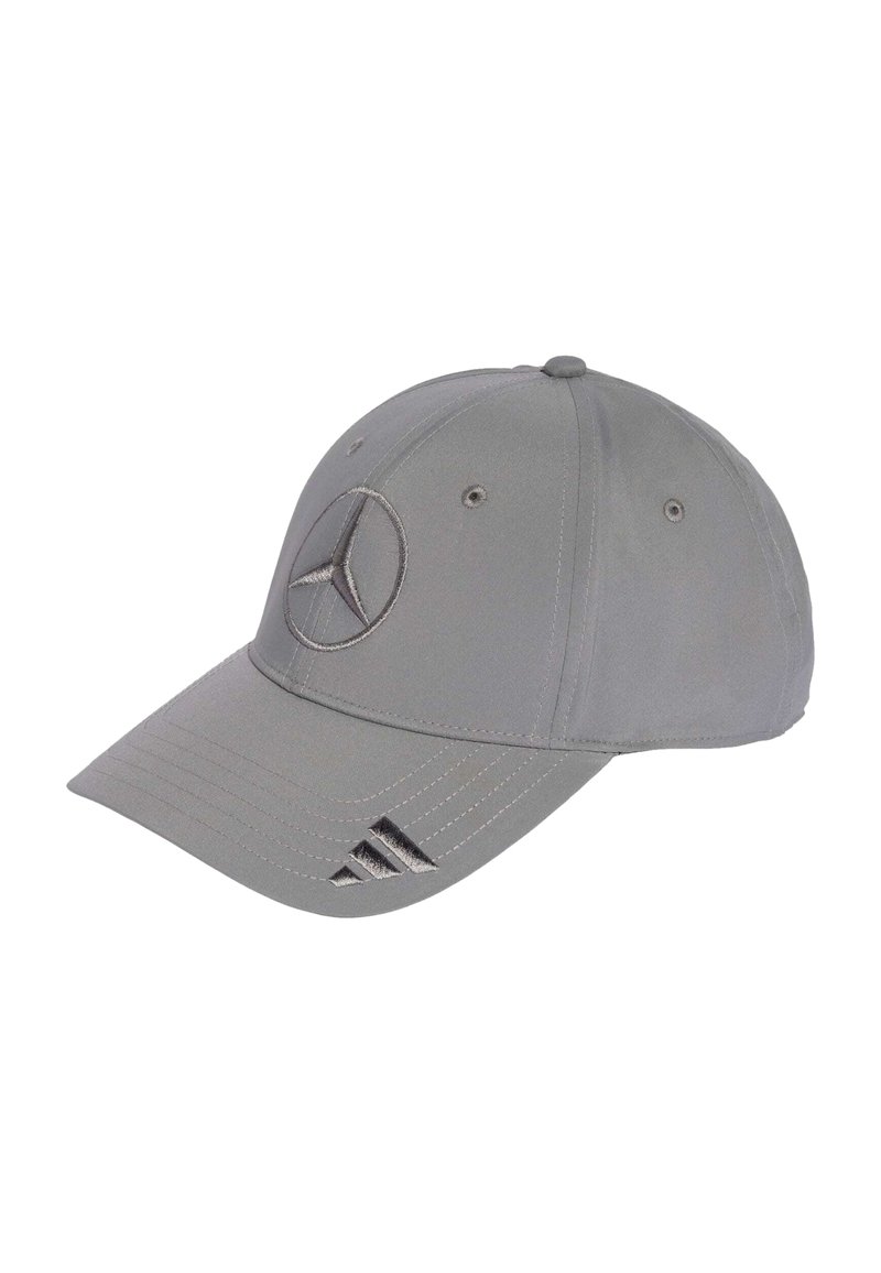 Grå baseballkasket med Mercedes-Benz stjerne logo foran og Adidas tre-stribe logo broderet på skyggen.