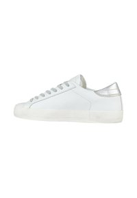 Sneakers bianchi in pelle con una texture liscia, punta arrotondata, lacci grigi chiari e un accento argento sul tallone. Suola in gomma con lieve usura.