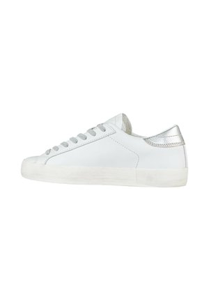 Sneakers bianchi in pelle con una texture liscia, punta arrotondata, lacci grigi chiari e un accento argento sul tallone. Suola in gomma con lieve usura.