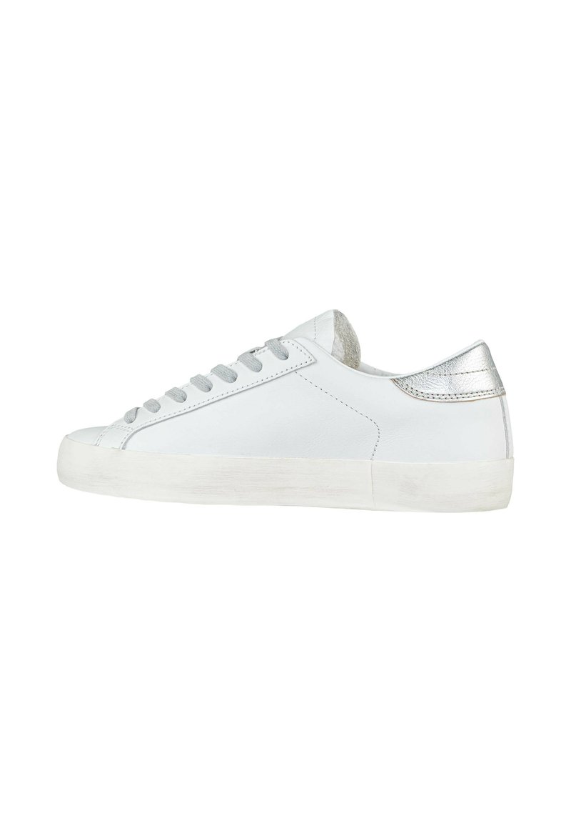 Sneakers bianchi in pelle con una texture liscia, punta arrotondata, lacci grigi chiari e un accento argento sul tallone. Suola in gomma con lieve usura.