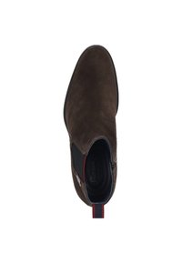 Braune Wildleder-Ankleboots mit runden Zehen, elastischen Seitenpanelen und einer kontrastierenden roten und blauen Schlaufe hinten. Glattes Innenfutter.