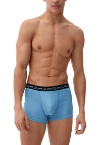 Lichtblauwe katoenen boxershorts met een zwarte tailleband met witte accenten. Het ontwerp is tailliert, zonder patronen of extra details.