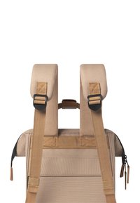 Tan rugzak met verstelbare gewatteerde schouderbanden, een gladde afwerking, een bovenste rits en een zijvak met contrasterende donkere accenten.