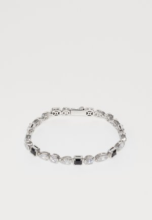 Bracelet en ton argent composé de pierres précieuses claires et noires alternées de différentes tailles. Liens complexes avec un design ajouré.