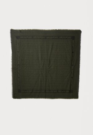 Écharpe vert foncé avec un motif géométrique subtil et des bords frangés. Texte de marque noir sur le bord. Fabriquée dans un tissu doux.