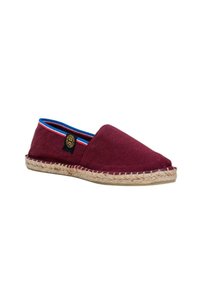Espadrille en toile bourgogne avec une semelle en jute tissée. Présente un ourlet rayé bleu et rouge et un patch logo noir sur le côté.