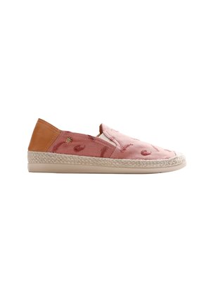 Zapato tipo espadrille sin cordones con parte superior de tela rosa bordada con patrones paisley, parche en el talón color marrón claro y entresuela trenzada de yute.