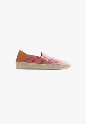 Zapato tipo espadrille sin cordones con parte superior de tela rosa bordada con patrones paisley, parche en el talón color marrón claro y entresuela trenzada de yute.