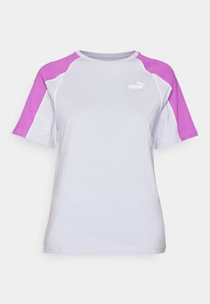 Tricou cu mânecă scurtă, de culoare gri deschis, cu mâneci raglan purpurii. Prezintă un logo pe piept și cusături albe în contrast. Textură de material moale.