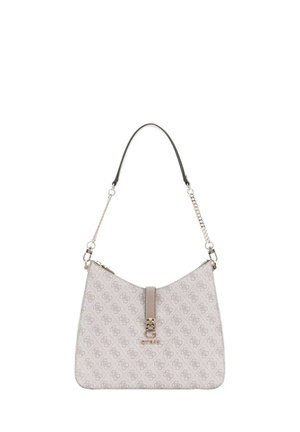 Licht beige handtas met monogrampatroon, ketting- en leren schouderriem, centrale riem met metalen gesp en "Guess" logo bedel.