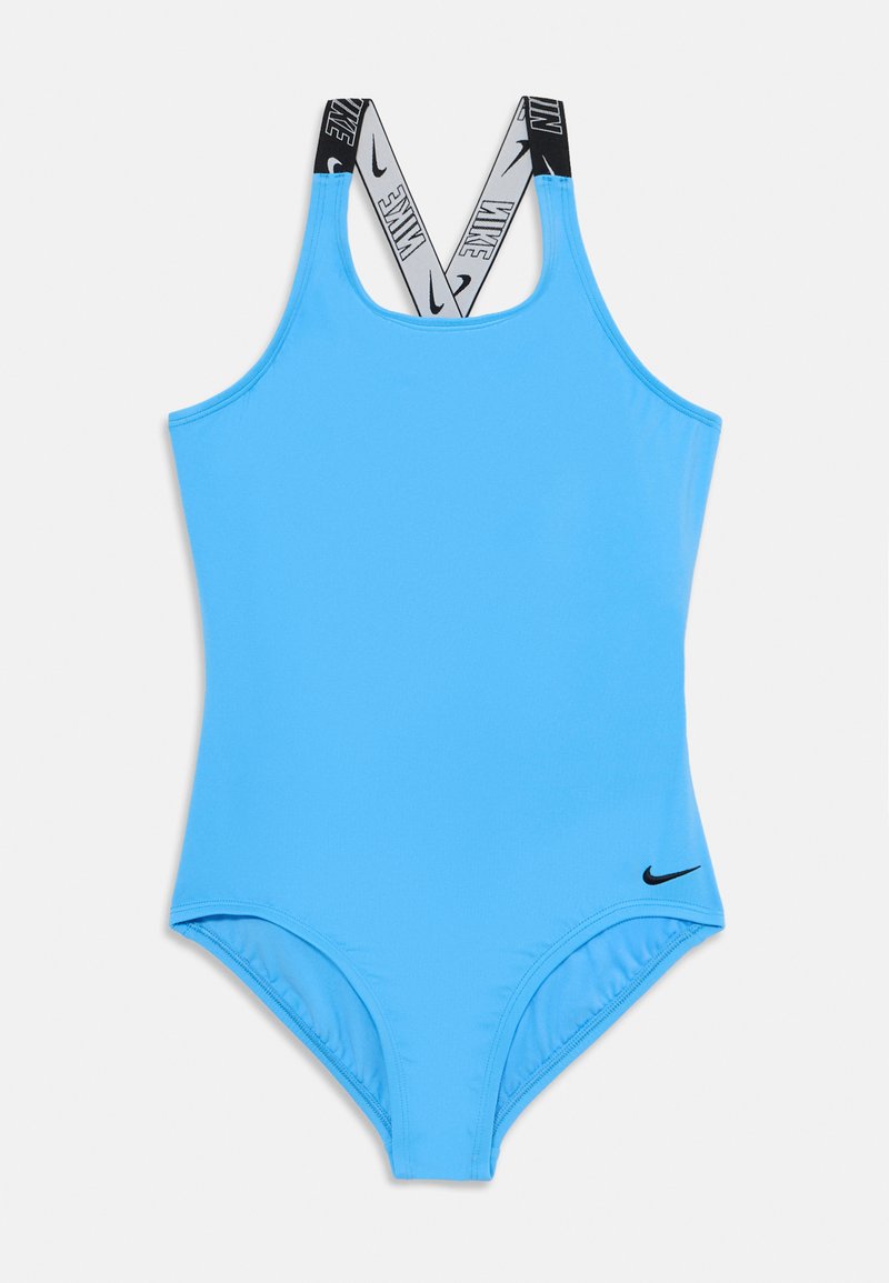 Lyseblå badeshorts med racerback-design. Laget av glatt materiale, har svart Nike-merke på stroppene og bunnen. Enkel og tettsittende fasong.