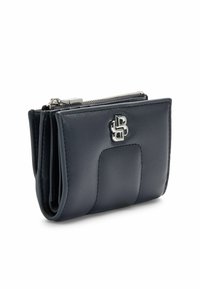 Portafoglio in pelle blu navy con chiusura a zip, caratterizzato da un pannello frontale testurizzato e accentuato da un logo in metallo argentato. Forma rettangolare compatta.