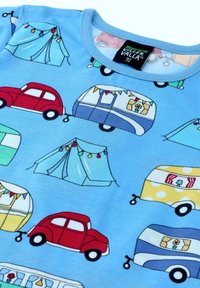 Jasnoniebieska bawełniana koszulka z wzorem kolorowych samochodów i przyczep kempingowych, z namiotami i festonnymi światełkami.