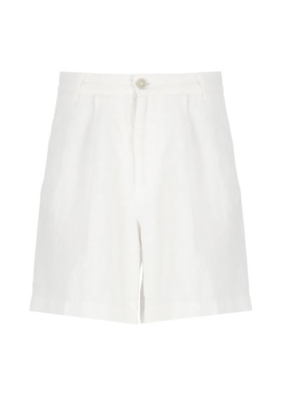 Pantaloni corti bianchi in lino con vita alta, dotati di pieghe frontali e chiusura a bottone nascosta. Texture morbida con una vestibilità rilassata.