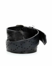 Cintura in pelle nera con perforazioni, texture liscia e fibbia in tono argento. Il design arrotolato mette in mostra flessibilità e stile.