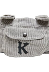 Borsa in corduroy grigia con la lettera "K" nera ricamata, una tasca frontale con chiusura a scatto e due manici superiori. Presenta una texture a righe verticali.