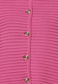 Stickad rosa cardigan med horisontell ribbning, med fem dekorativa knappar i guldton nedtill fram för stängning.