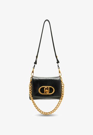 Borsa a tracolla in pelle nera con una catena dorata, caratterizzata da un grande logo con clasp dorato e una superficie texturizzata. Forma rettangolare.