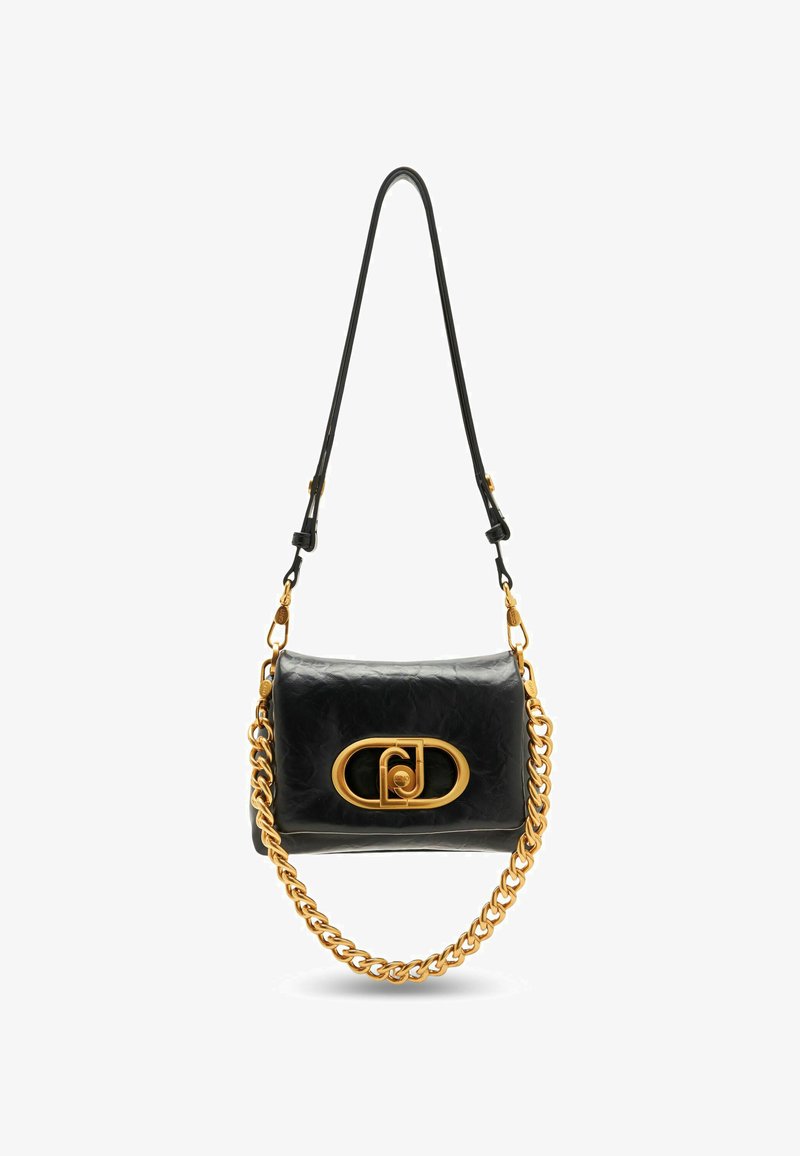 Čierna kožená kabelka so zlatým reťazovým ramienkom, s veľkým zlatým uzáverom s logom a textúrovaným povrchom. Obdĺžnikový tvar.