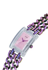 Montre violette et transparente avec un boîtier rectangulaire, un cadran rose et des aiguilles violettes ; elle est dotée d'un bracelet en chaîne métallique avec des maillons colorés.