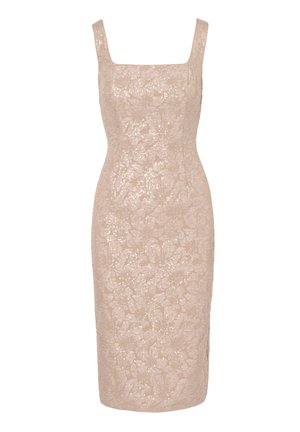 Abito in pizzo color nudo con design aderente, scollo quadrato e motivo floreale. Il tessuto ha una lucentezza che ne esalta l'aspetto strutturato.