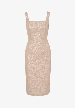 Abito in pizzo color nudo con design aderente, scollo quadrato e motivo floreale. Il tessuto ha una lucentezza che ne esalta l'aspetto strutturato.