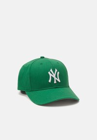 Zöld baseball sapka pamutból, fehér hímzett logóval, ívelt csúccsal és állítható pánttal a hátsó részen.
