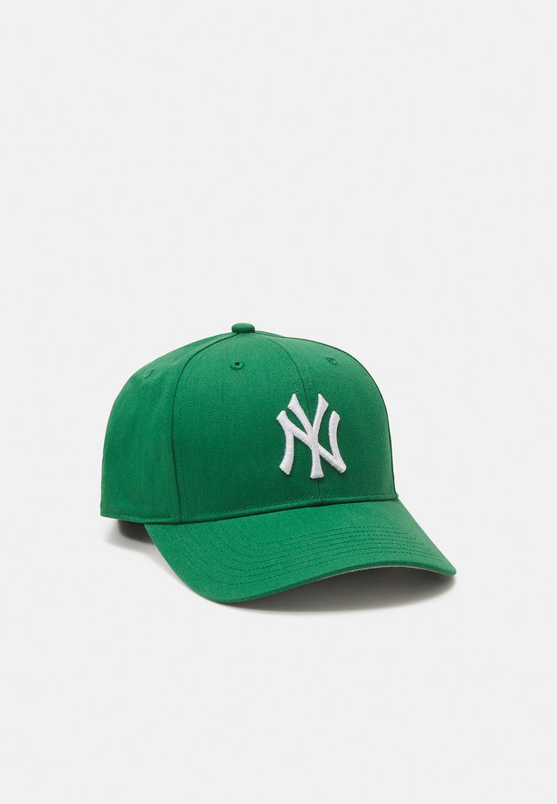 Zöld baseball sapka pamutból, fehér hímzett logóval, ívelt csúccsal és állítható pánttal a hátsó részen.