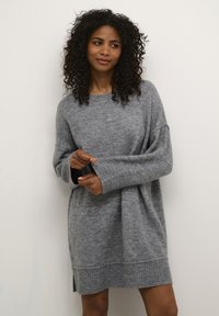 Overmaat grijze sweaterjurk in zachte brei met geribde manchetten en zoom, met een losse pasvorm en een ronde halslijn.