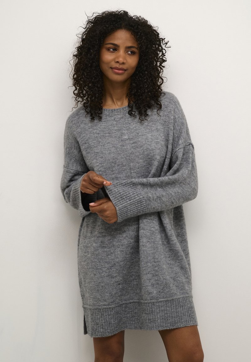 Overmaat grijze sweaterjurk in zachte brei met geribde manchetten en zoom, met een losse pasvorm en een ronde halslijn.