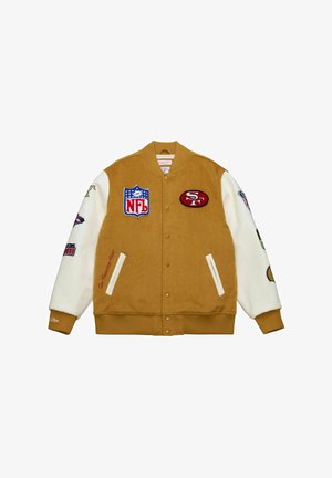 Mittelkastanienbraune Woll-Bomberjacke mit weißen Ärmeln und mehreren gestickten Aufnähern, darunter NFL-Logos und das 'SF'-Design. Zwei seitliche Taschen.