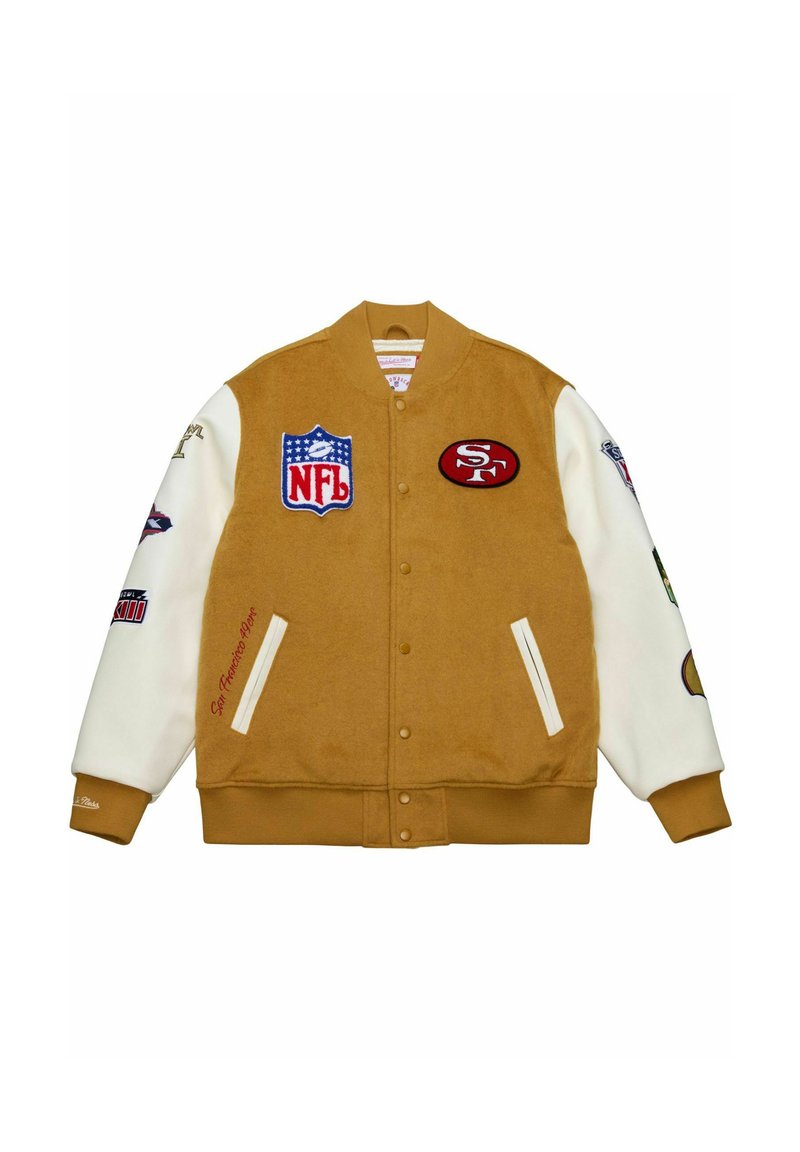 Giacca bomber in lana di colore marrone medio con maniche bianche e numerose toppe ricamate, inclusi loghi NFL e il design 'SF'. Due tasche laterali.