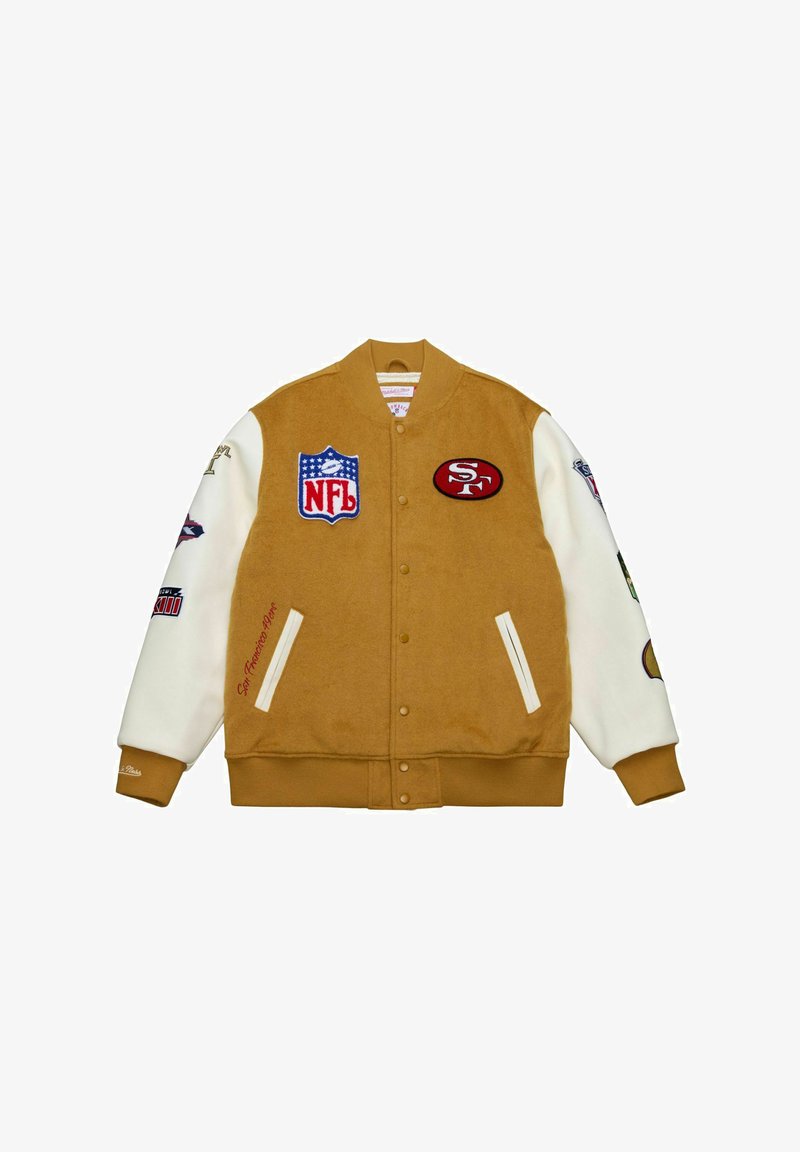 Giacca bomber in lana di colore marrone medio con maniche bianche e numerose toppe ricamate, inclusi loghi NFL e il design 'SF'. Due tasche laterali.