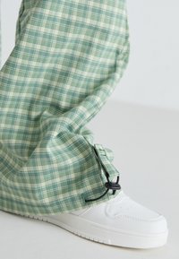 YOURTURN by Zalando - UNISEX - Trousers - green Thumbnail Image 1