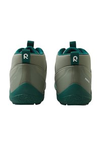 Zapatos impermeables grises y teal con caña alta, suelas de goma texturizadas y lengüetas de agarre. Presentan un upper sintético liso con un patrón de banda de rodadura.